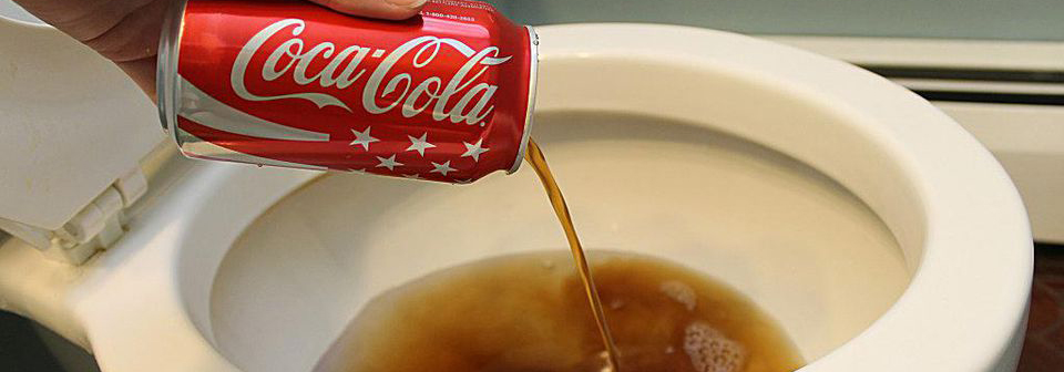 thông tắc bồn cầu bằng coca
